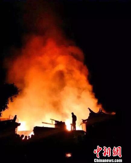 火灾现场。 网友“那个米喜迪”提供