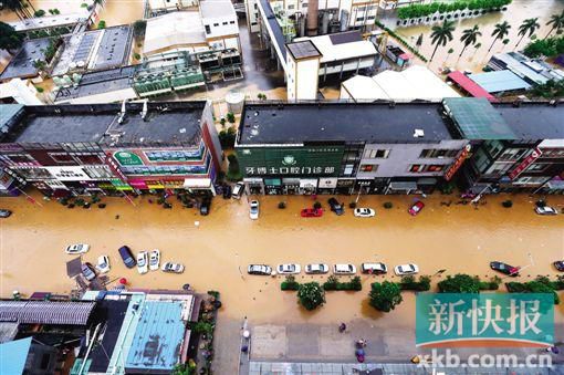 近万人紧急转移 消防员用脸盆救出新生儿