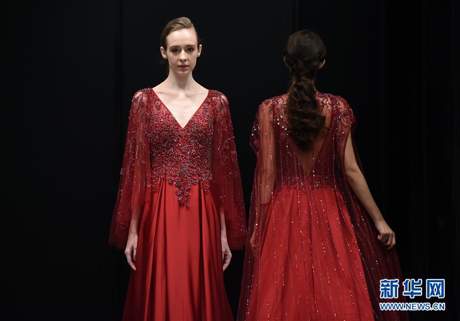 1月15日，模特在时装秀上展示潮州品牌的礼服。