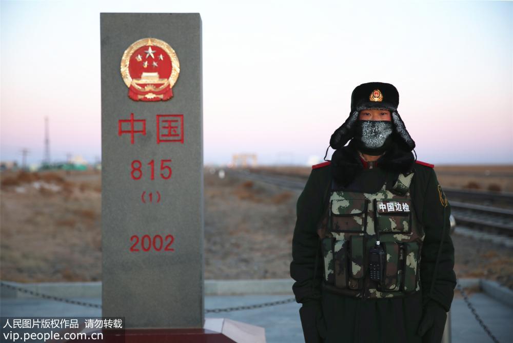 内蒙古开启"冰冻周" 边防哨兵-30℃界碑站岗