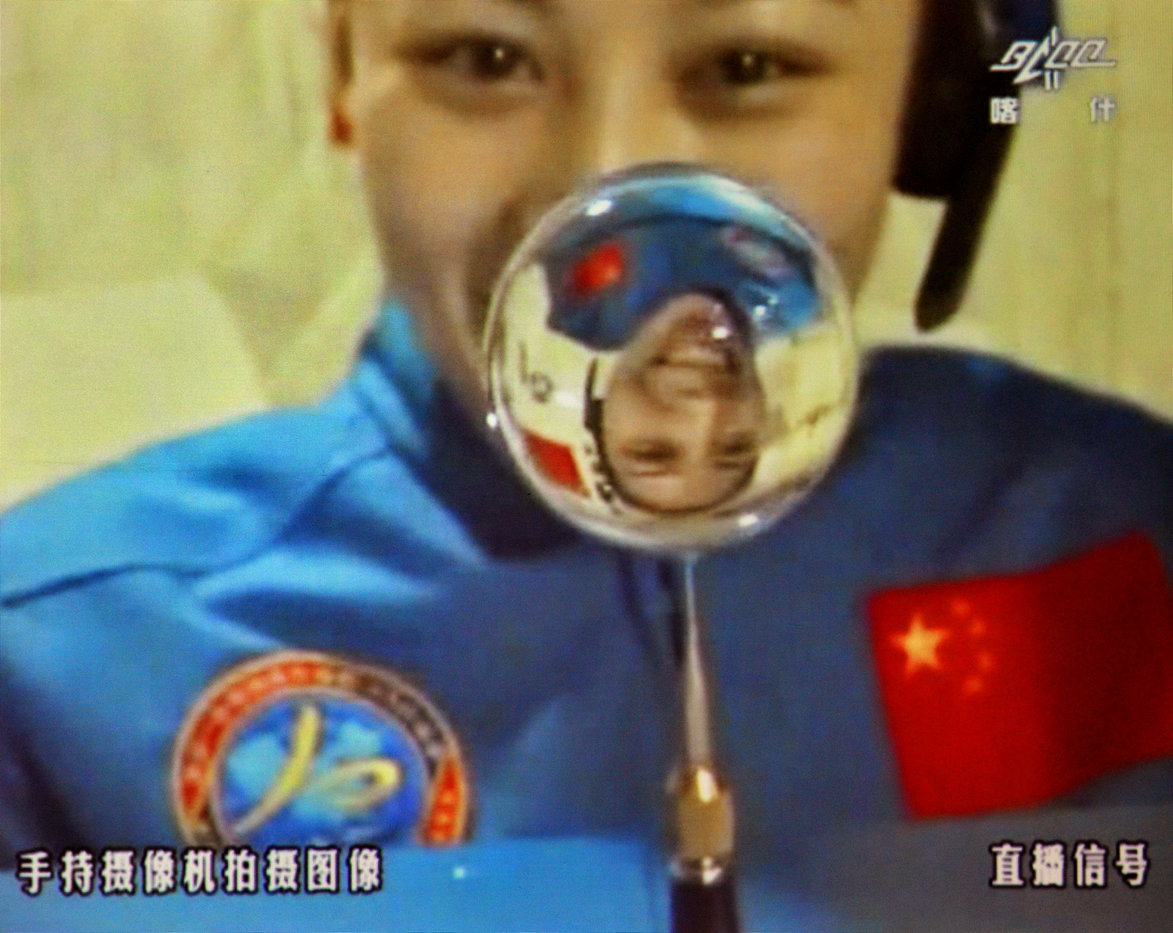 2013年06月20日 王亚平在天宫一号组合体中进行太空授课水球实验 摄影：张晓光