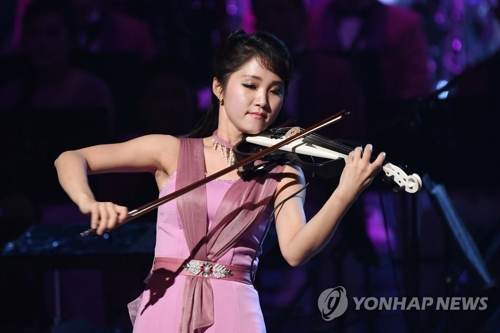 2月8日下午,在江原道江陵艺术中心师任堂大厅,朝鲜三池渊管弦乐团举行祝愿平昌冬奥会和冬残奥会取得圆满成功的演出。(韩联社/联合采访团提供)