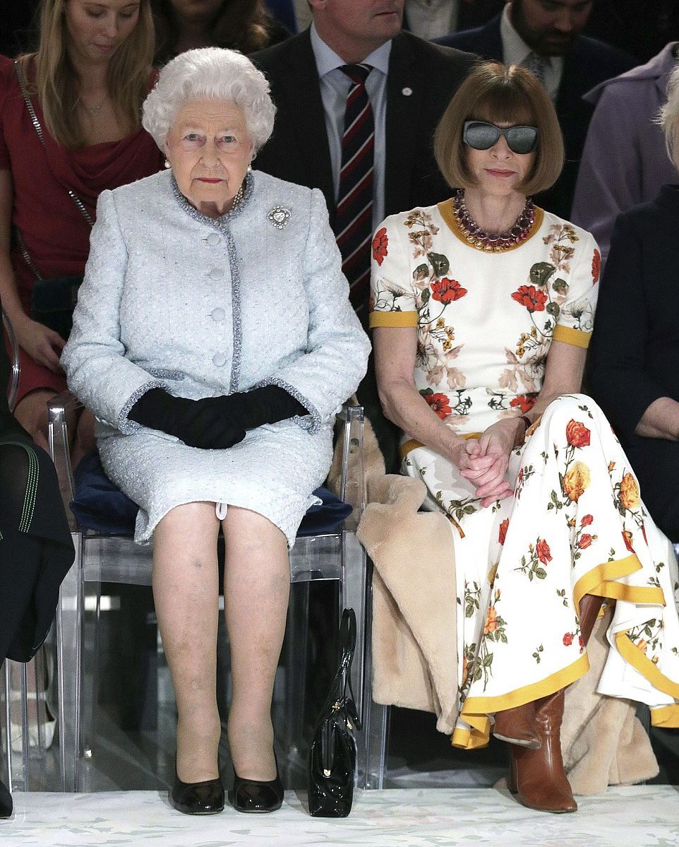 英国女王亮相时装周 时尚女王拒摘墨镜