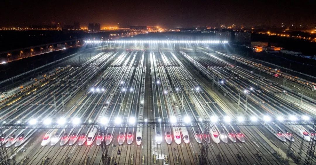  ▲2月1日凌晨，动车组停靠在武汉动车段的存车线上，等待检修、保温作业。