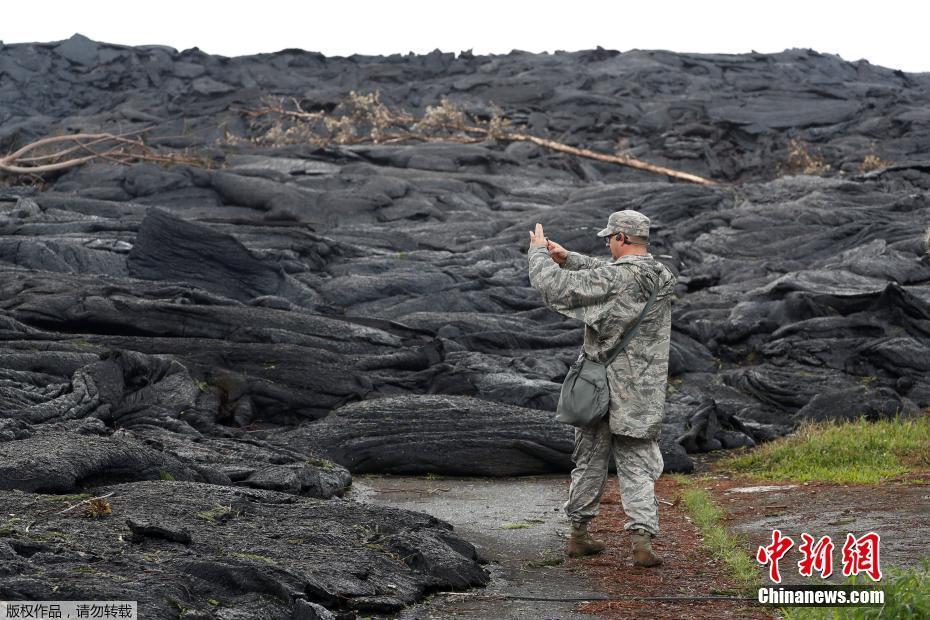 夏威夷火山熔岩凝固后形成奇特景观 如外星地貌