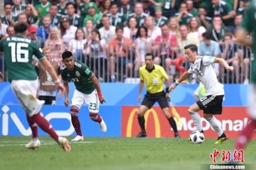 图为厄齐尔拿球。 <a target='_blank' href='http://www.chinanews.com/'><p  align=