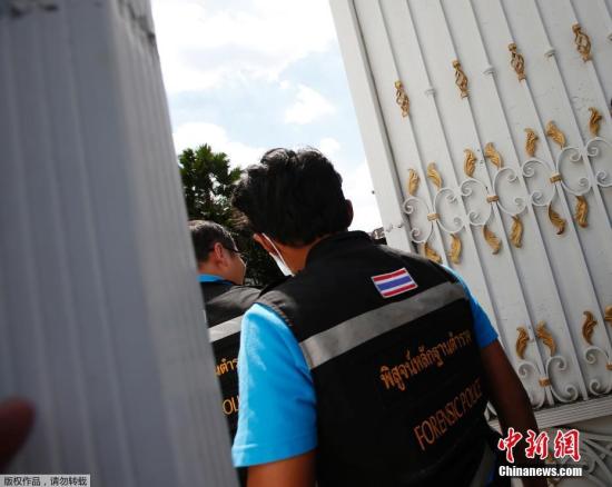 2017年9月28日，泰国曼谷，警方和法医技术专家准备搜查泰国前总理英拉的住所。泰国总理巴育透露，前总理英拉目前身在阿拉伯联合酋长国的迪拜。