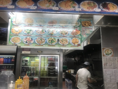 为避免外族裔抢劫,一些商家甚至装上防弹玻璃。(美国《世界日报》记者牟兰 摄)