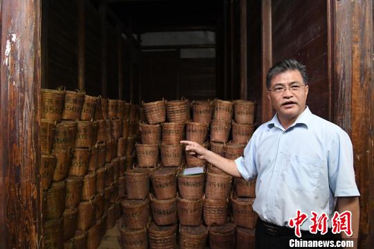 通过木板干仓用于陈化、存放六堡茶，使其口感更香浓。　俞靖 摄