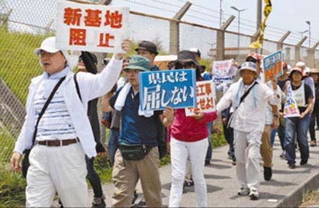 冲绳民众要求关闭普天间机场