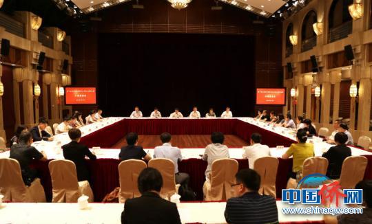 第十次全国归侨侨眷代表大会上海代表团行前座谈会在中共上海市委统战部举行。　钱人源 摄