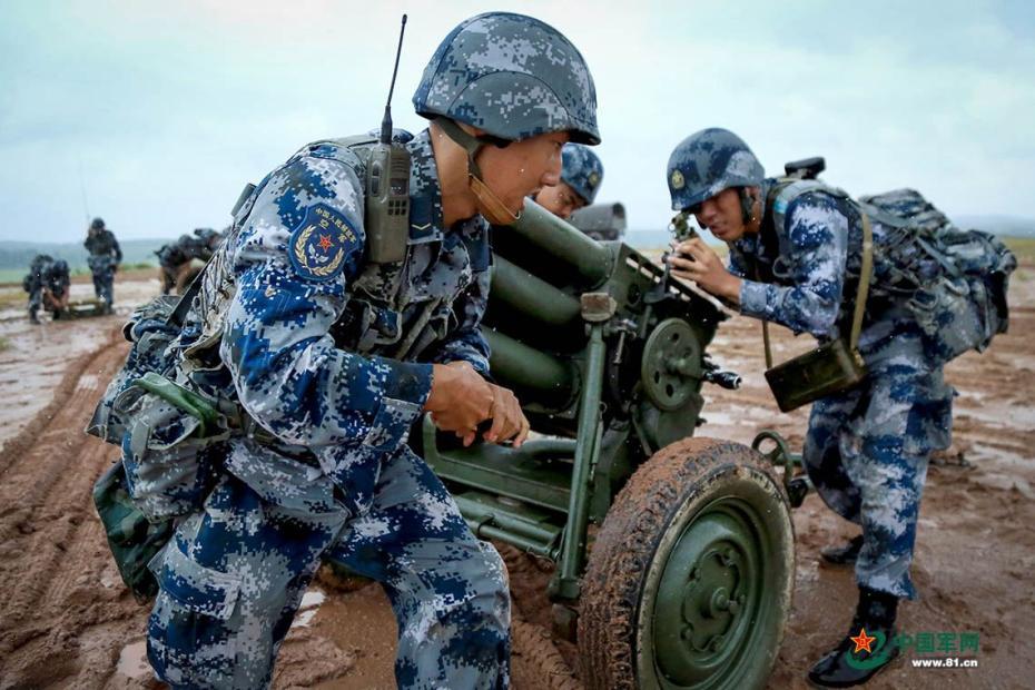 空降兵跨昼夜实弹射击 火炮在雨中呼啸