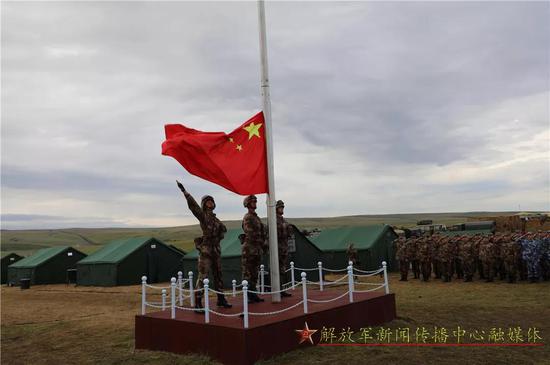 中国参演部队在楚戈尔训练举行升旗仪式