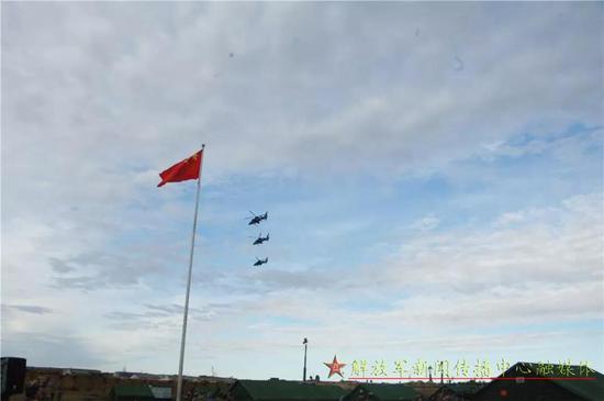参演的中国陆航直升机从中国营上空飞过