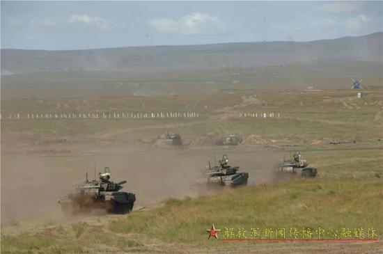 协同训练中，俄军坦克正在开进