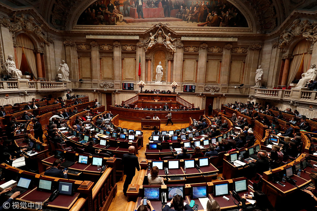葡萄牙国会议员开会时涂指甲民众不满