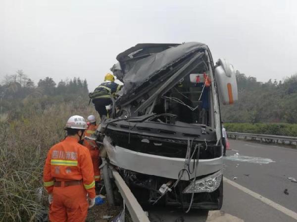 智利北部两辆巴士相撞致4死50伤