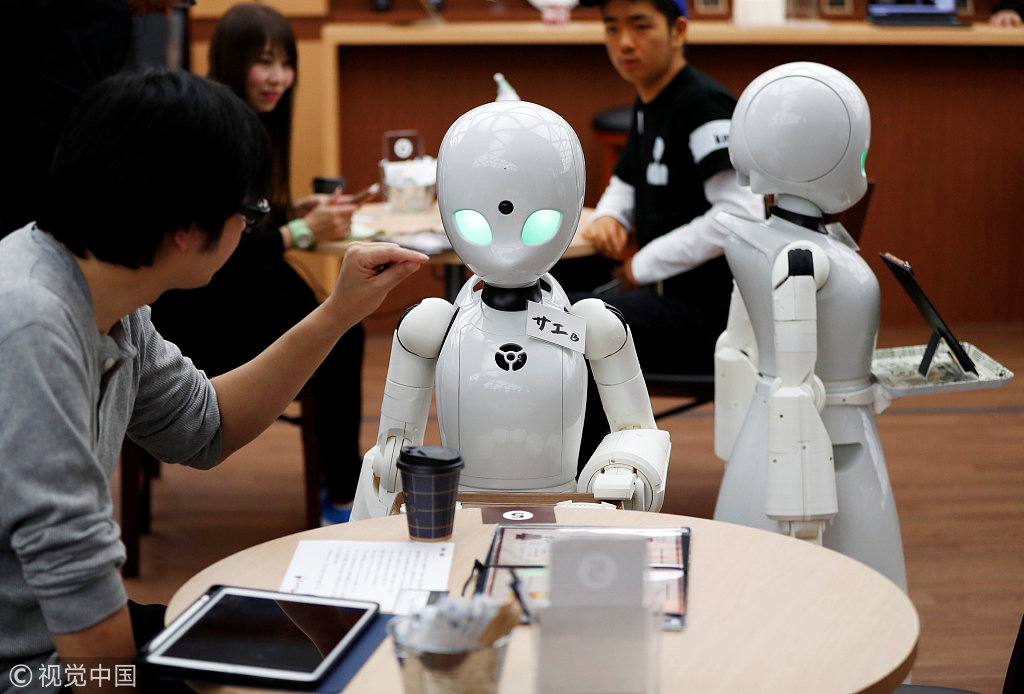 机器人服务员现身日本咖啡厅 持剪刀剪彩