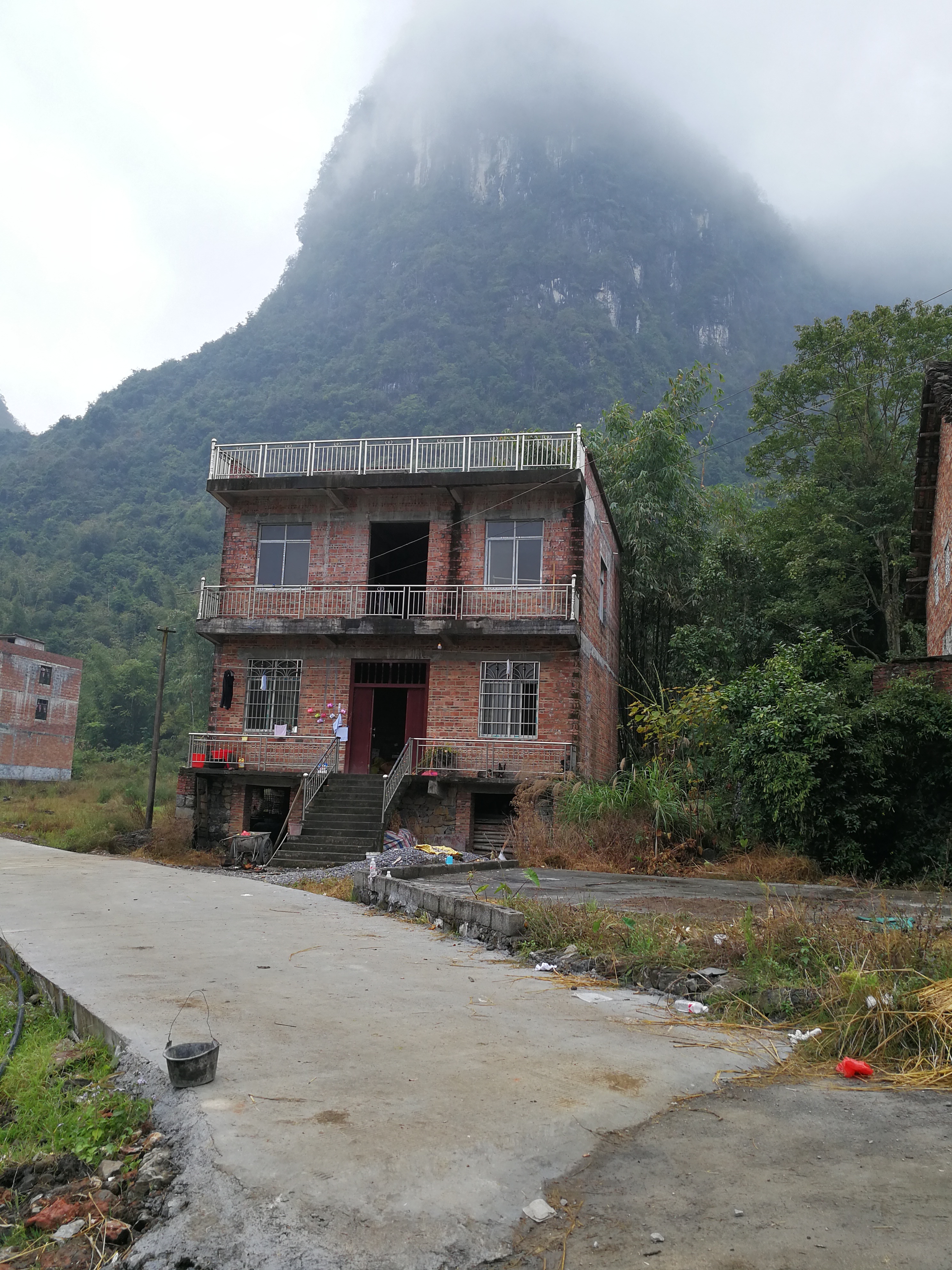 男子身背5命被通缉:老人孩子都没放过 喜欢泡妞