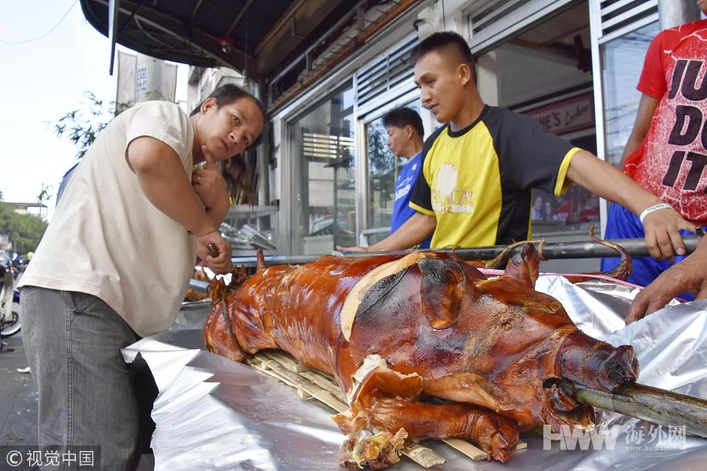 圣诞临近烤乳猪受热捧滋滋冒油令人垂涎欲滴