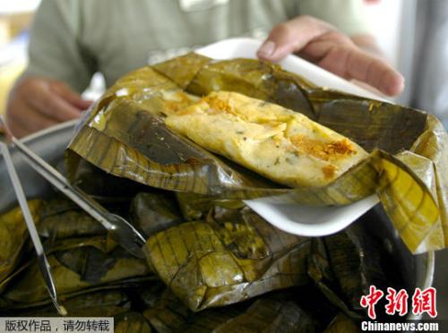 资料图：墨西哥传统美食玉米粉蒸肉(tamale)配上牛肚汤是新年夜狂欢者的“福音”。