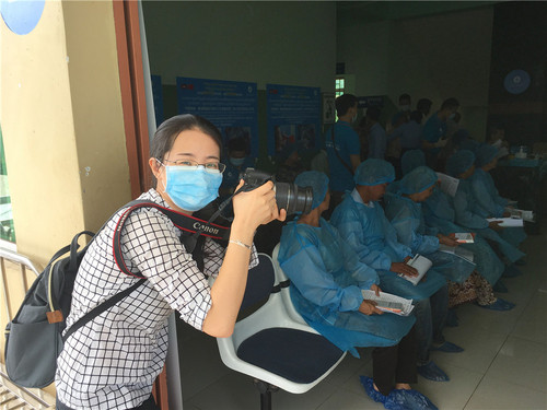 7年7月,柬埔寨暹粒眼科医院,俞懿春采访报道中
