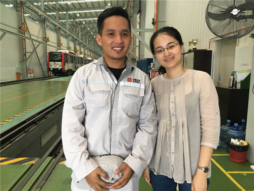 2017年4月，马来西亚霹雳州，中国中车机车车辆生产基地，俞懿春与在基地工作的马来西亚籍员工哈尼夫重逢。.jpg