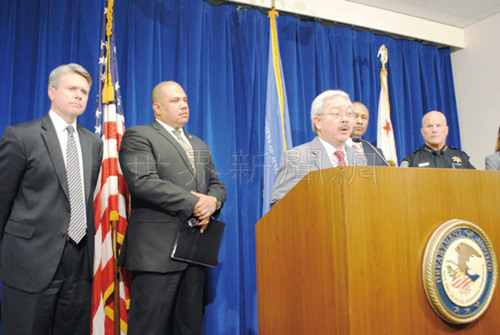 2016年史屈希(左一)代表联邦司法部宣布全面审查旧金山警局执法政策，已故市长李孟贤(前中)也列席。((美国《世界日报》/李秀兰 摄影)