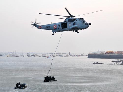 资料图片：2014年12月4日，印度海军人员在孟买举行的海军日庆祝活动上表演。新华社记者 汪平 摄