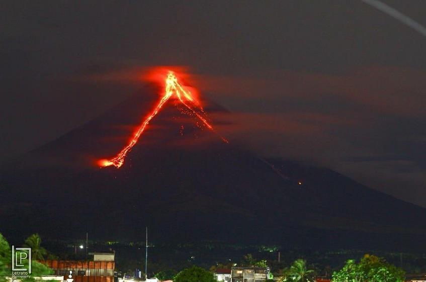 马荣火山15日晚岩浆溢出 图片来自菲律宾当地媒体