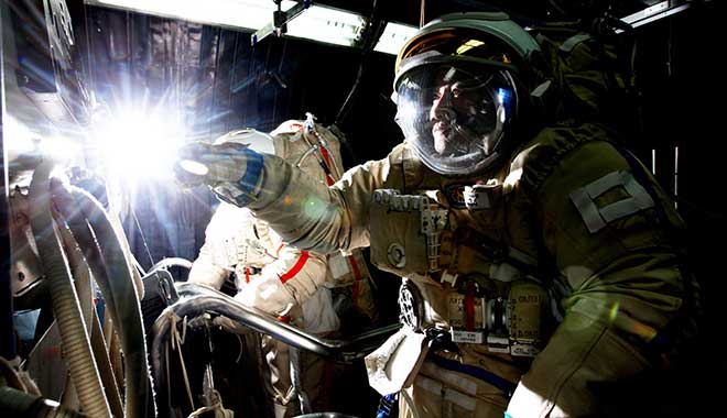 2008年07月04日-翟志刚在低压舱进行出舱程序训练-摄影：朱九通