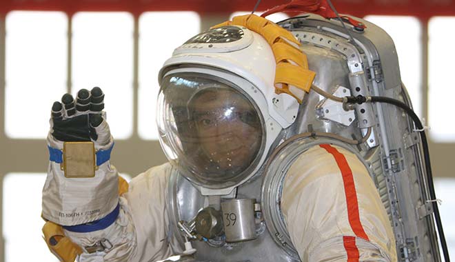 2008年08月07日 翟志刚在进行中性浮力水槽水下操作训练