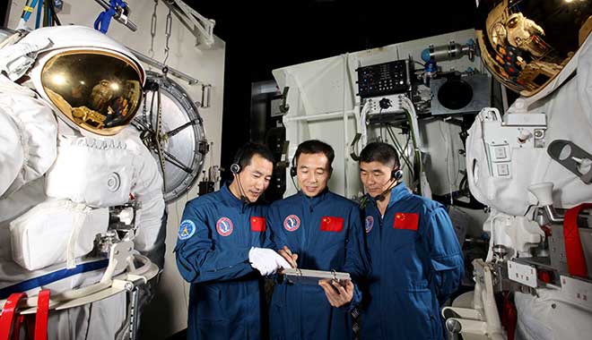 2008年02月16日 景海鹏 翟志刚 刘伯明 在EVA进行舱外服操作训练 摄影：朱九通