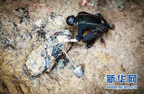 1517101589557069.jpg 1月27日,警员在检查炸弹。新华社发.jpg