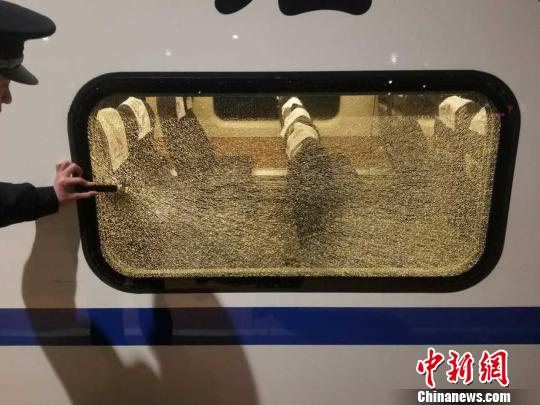 大连至沈阳D7733次列车玻璃被击碎系弹弓射击导致