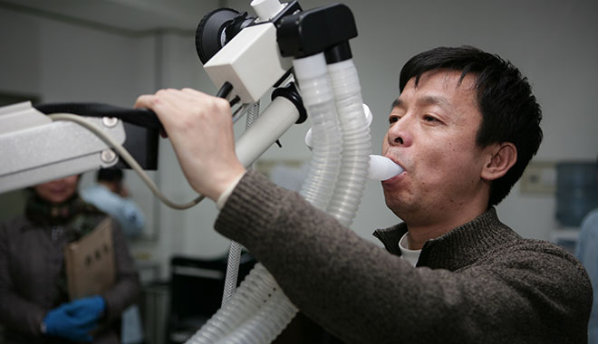 2006年12月11日 邓清明进行肺功能检测
