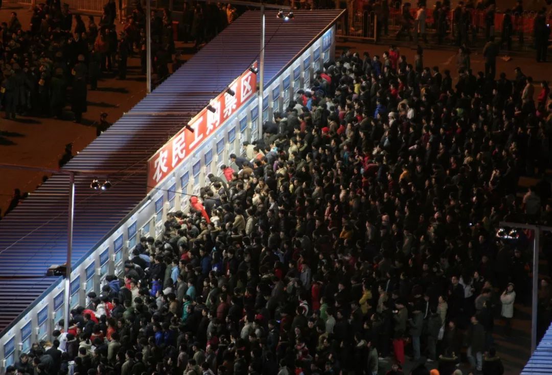 2007年2月10日，北京西站售票广场聚满了排队购票的旅客.jpg