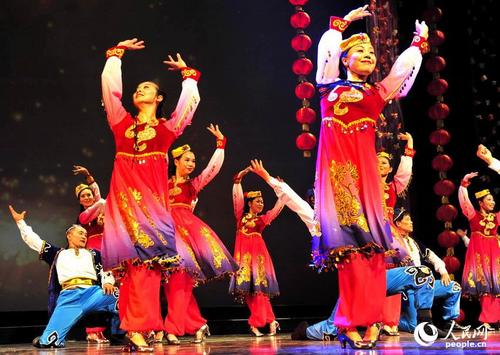 中国侨网“惊蛰”乐章的彝族舞蹈《酒醉山寨》  于世文  摄 