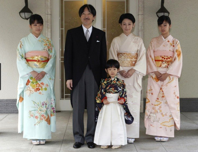 真子公主(左)是日本天皇二儿子秋筱宫文仁(左二)的长女