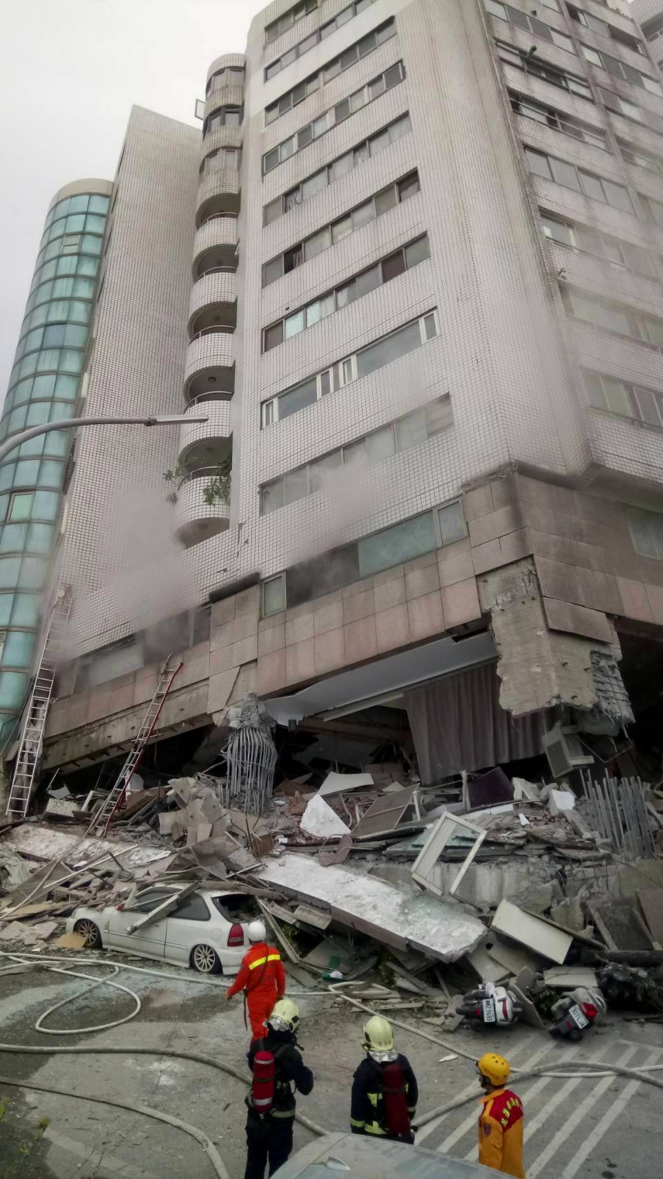 台地震失联达173人！倾斜大楼又发火灾 搜救困难