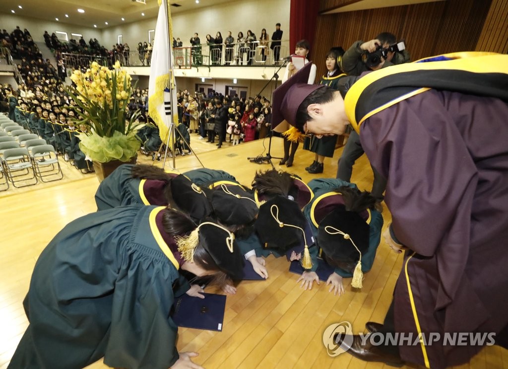 韩国女高毕业生跪拜谢师恩 老师回以九十度鞠