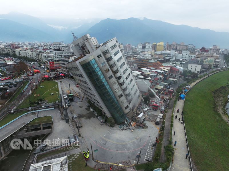 台受灾大楼持续倾斜恐将倒塌 49人受困搜救暂停