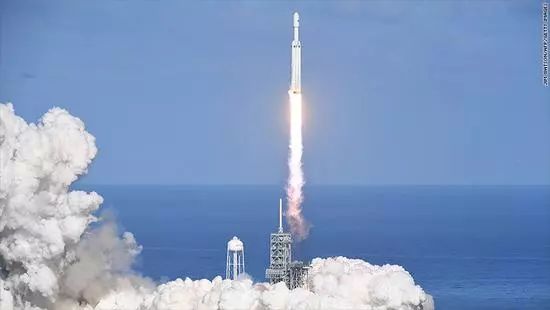 美国发射“猎鹰”开启新一轮太空竞赛？