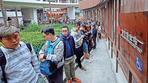 香港巴士侧翻市民踊跃捐血机构捐善款超3300万港元