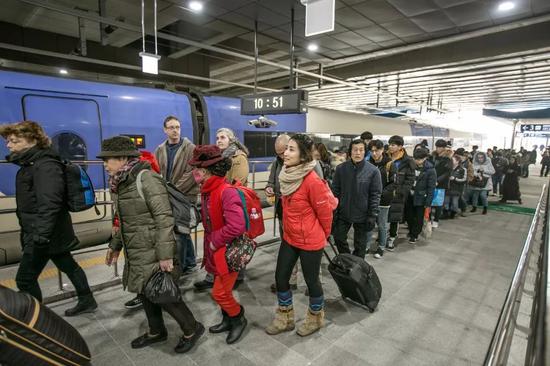 ▲韩国江陵，火车站里游人如织 &nbsp;图片来源：视觉中国