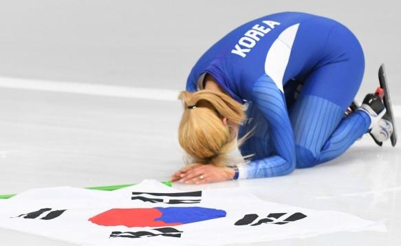 冬奥韩国女选手摘银却当场磕头道歉 或因霸凌队友