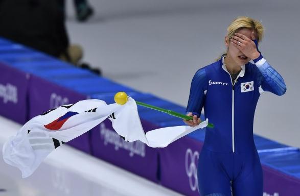 冬奥韩国女选手摘银却当场磕头道歉 或因霸凌队友