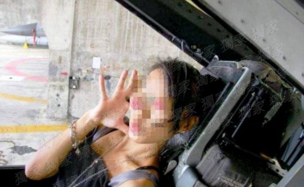 台湾辣妹被男友带进F16军机嘟嘴拍照 台军脸气绿!