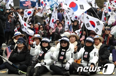 朴槿惠“铁粉”举行游行示威 誓言为她斗争到底