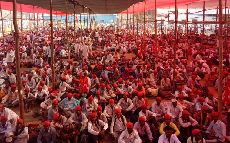 印度近4万农民“长征”抗议 有人顶“神器”为手机充电